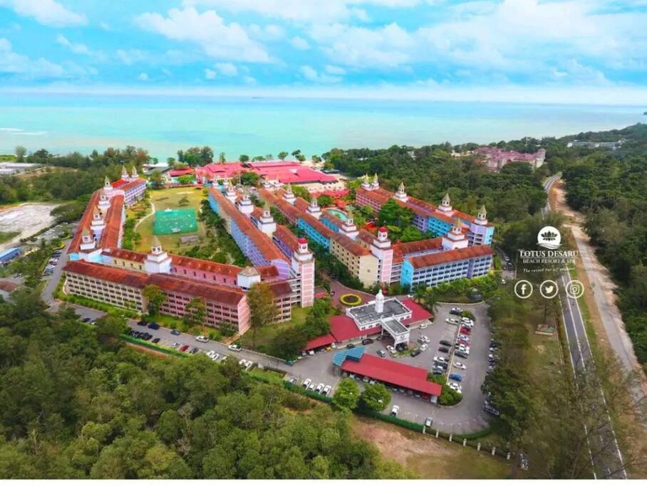 Lotus Desaru Beach Resort, 2 Bdrms, W/Splash Park Bandar Penawar Esterno foto