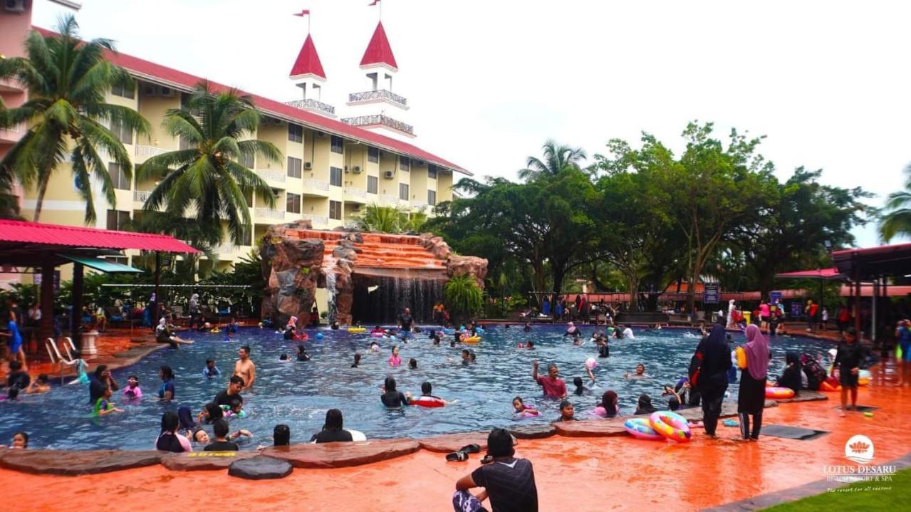 Lotus Desaru Beach Resort, 2 Bdrms, W/Splash Park Bandar Penawar Esterno foto
